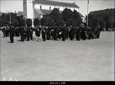 Tuletõrjeorkestrid korpusepäeva paraadil Vabadusväljakul.  similar photo