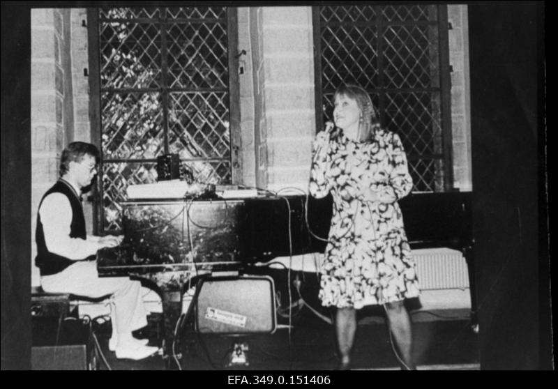 Meeleolulaulja Silvi Vrait esineb Raekojas.