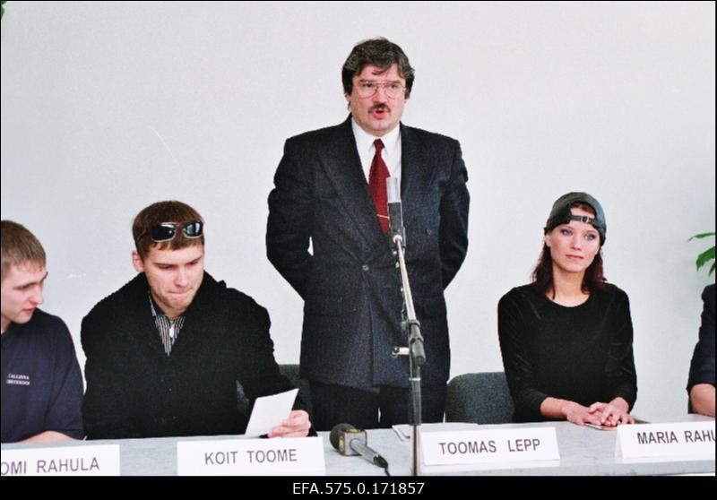 Eesti eurolaulu autorid  Tomi ja Maria Rahula (vasakult 1. ja 4.), laulja Koit Toome ( 2.) ja Eesti Televisiooni peadirektor Toomas Lepp (3.) eurolaulu CD plaadi esitamisel Eesti Televisioonis.