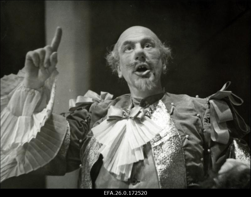 Laulja Enn Raa (Heinrich Berg) nimiosas G. Donizetti ooperis "Don Pasquale"  Vanemuise teatris.