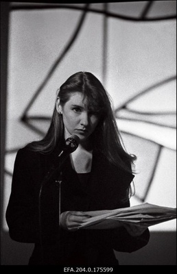 Lauljatar Janika Sillamaa.  similar photo