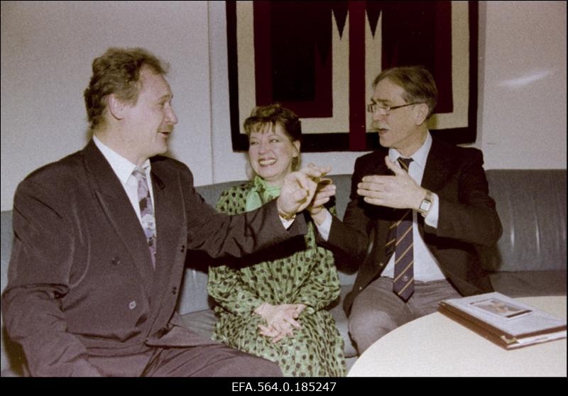 Lauljad Väino Puura (vasakult ), Sirje Puura ja lavastaja Ago-Endrik Kerge Estonia Talveaias.