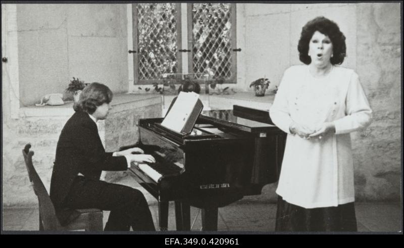 Festivali "Festum Finnicumi" raames esinevad laulja Taru Valjakka ja Folke Gräsbeck (festivali kunstiline juht) Hermanni kindluses Narvas.