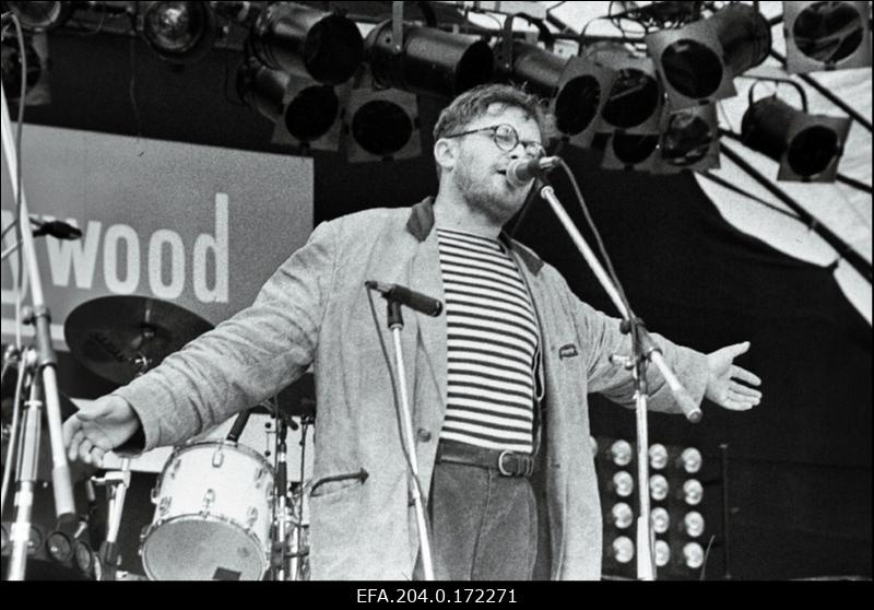 Nõukogude Armee viimaste väeosade  lahkumise puhul Eestist korraldatud kontsert "Pokaa" Vabaduse väljakul. Laulab Hardi Volmer.