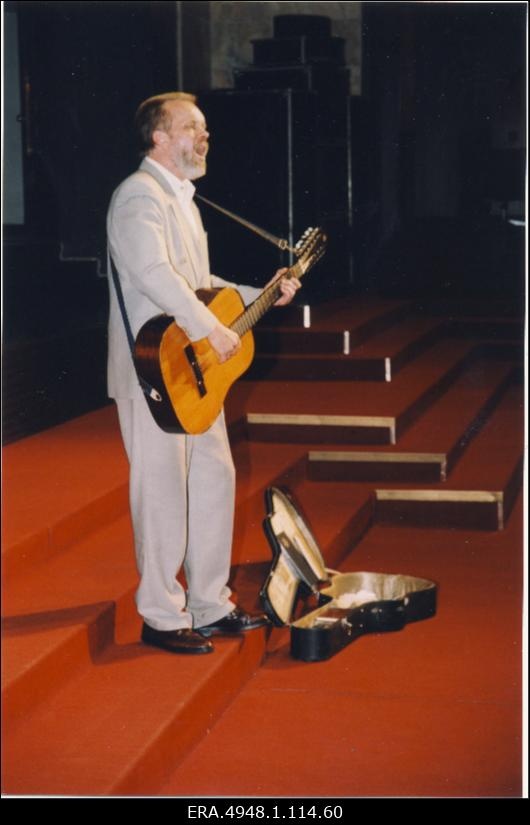 Eesti Koonderakonna VII kongress Sakala Keskuses. Tõnu Tepandi laulmas.