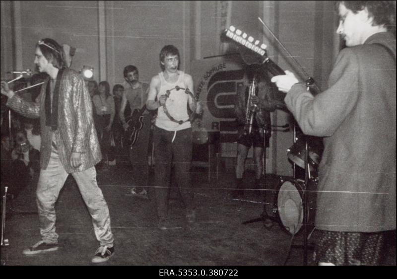 "Päratrusti" konstert (vasakult): laulab Veljo Vingissar, kitarril Erik Olle, tamburiiniga tundmatu, Udo Vool, Jüri Kermik.