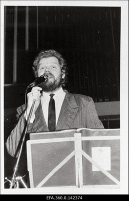 Tartu Ülikooli 70. aastapäevale pühendatud ballil RAT Vanemuises esineb solist Mait Maltis.  duplicate photo