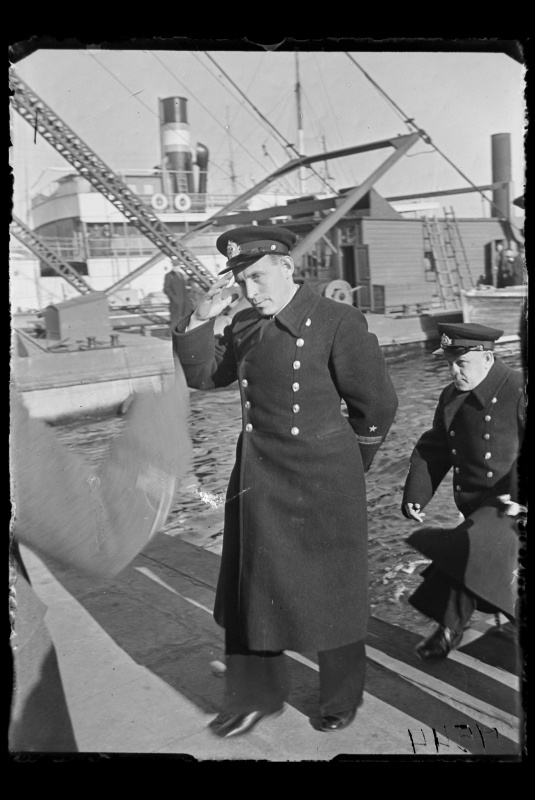 NL sõjalaeva "Marat" komandör astub maale Tallinna sadamas.