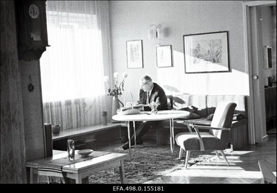 RAT “Estonia” ooperisolist Tiit Kuusik oma kodus Meriväljal.  similar photo