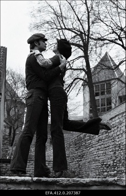Vokaalansambel "Laine" tantsusolistid Sirje Nurmis ja Ants Vähejaus Taani kuninga aias.  similar photo
