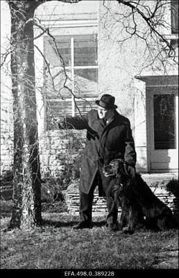 RAT Estonia ooperisolist Tiit Kuusik oma kodu aias Meriväljal.  similar photo