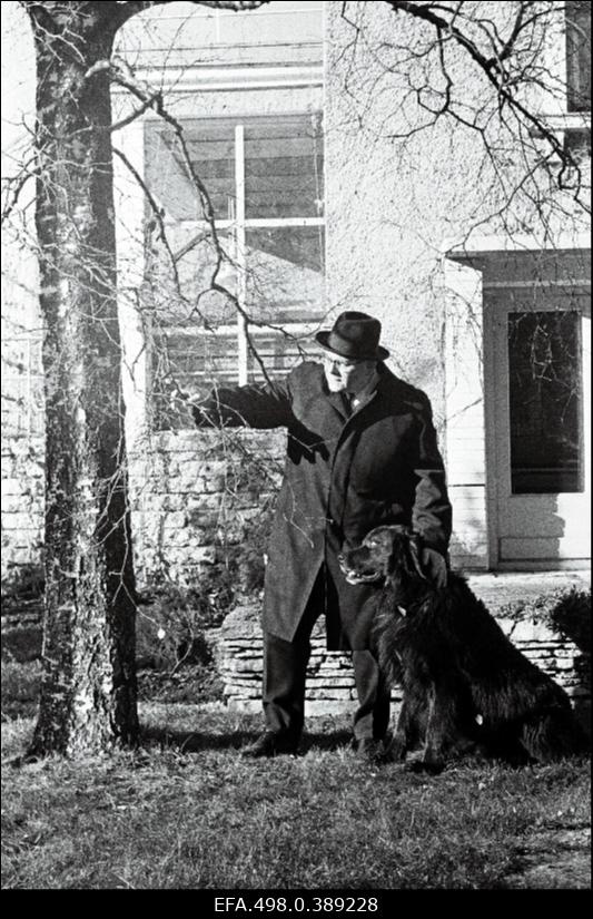 RAT Estonia ooperisolist Tiit Kuusik oma kodu aias Meriväljal.