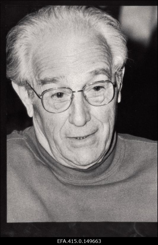 Kanadas elav eestlane - helilooja, organist, dirigent, pedagoog, teadlane Roman Toi Tallinna Raadiomajas.