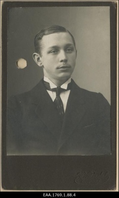 Üliõpilasseltsi "Liivika" liige, majandusteadlane Johannes Frants, portreefoto  duplicate photo