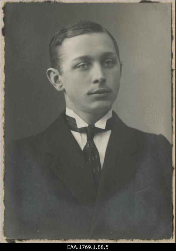 Üliõpilasseltsi "Liivika" liige, majandusteadlane Johannes Frants, portreefoto