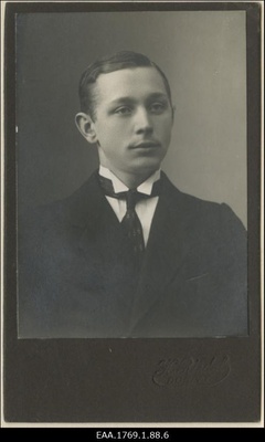 Üliõpilasseltsi "Liivika" liige, majandusteadlane Johannes Frants, portreefoto  duplicate photo