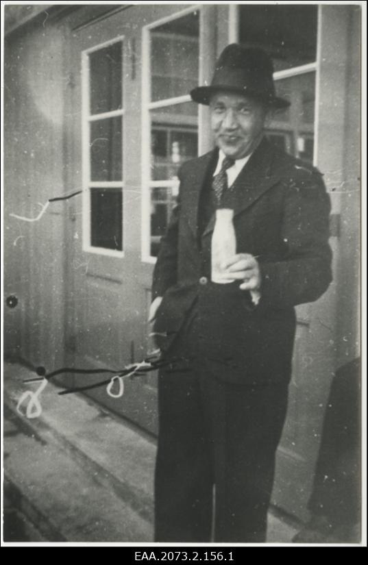 Keeleteadlane Karl Mihkla Tallinna Reaalkooli hoovis enne 1940. aastat. Koopia.