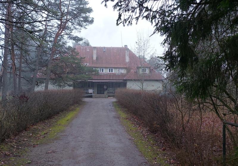 Cross the building of the primary school. rephoto