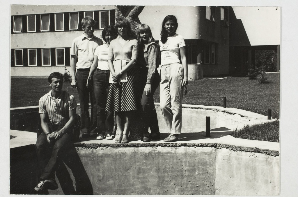 EM-i välitöölisi Aravete külas: vasakult Heiki Pärdi, Uno Ojala, Reet Piiri, Ene Alttoa, Virve Tuubel, Eva Laidre.