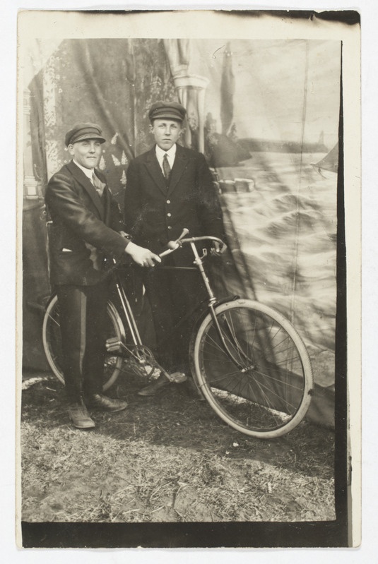 Perepoeg Paul Hargel ja sugulane (jalgrattal) Lelle laadal umbes 1930.-1932. aastal