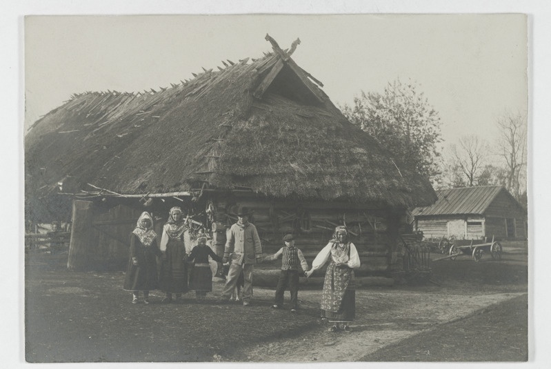 Rootslased, ehitused, rahvarõivad, Ruhnu (väljaandest "Priroda i ljudi Rossii", J. Novoselova)