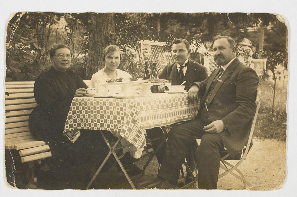 Tartu kaupmees Johannes Tobias seltskonnaga laua taga istumas 1921. aastal