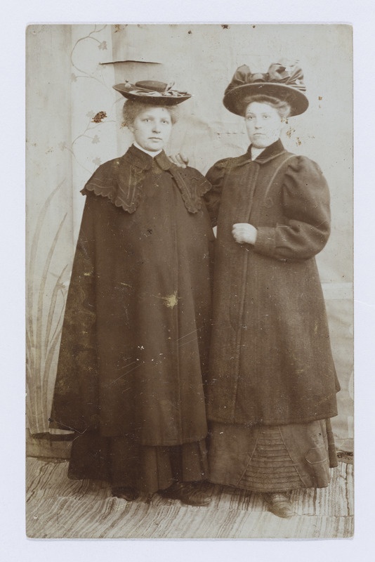 Naiste peoriietus 1918. aastal Kuusalu vallas - paremal Joaveski paruni kokk Pauliine Meikar