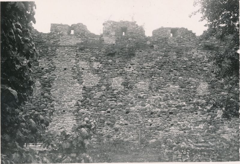 Foto. Haapsalu lossi idapoolse müüri eeslinnus. 1933. Fotograaf J. Grünthal.