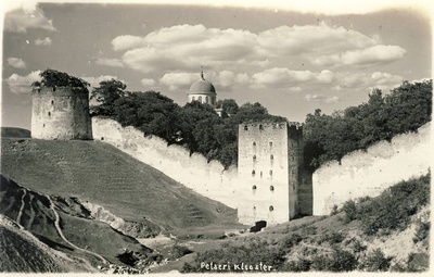 Petseri klooster. Kloostri müüri edelaosa Tailova ja Ülemiste Võrede torniga.  duplicate photo