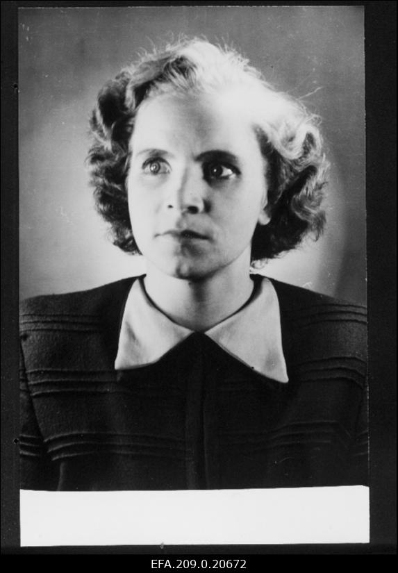 Näitleja Asta Lott V. Kaverini näidendis Kaks kaptenit.