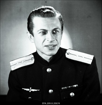 Näitleja Kaljo Kiisk Sanja osatäitjana V. Kaverini näidendis Kaks kaptenit.  similar photo