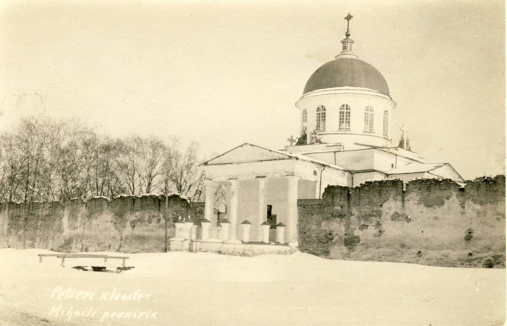 Talvine Petseri klooster.Kloostri müüri loodeosa ja Mihhaili kirik.