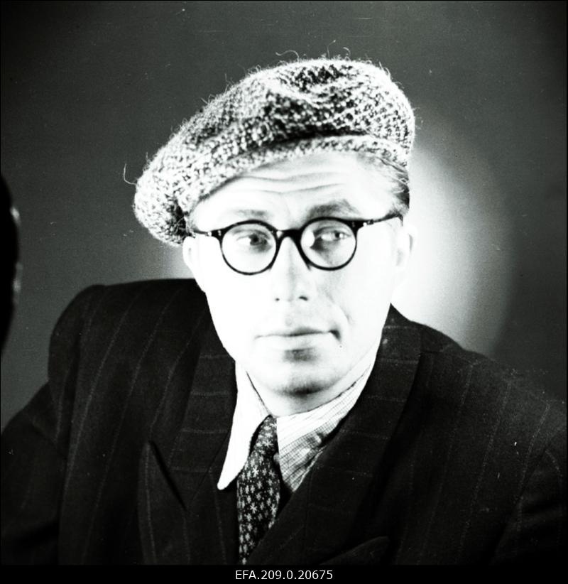 Näitleja Tõnis Kask Romašovi osatäitjana V. Kaverini näidendis Kaks kaptenit.