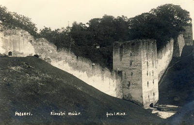Petseri klooster. Müüri edelaosa Ülemiste Võrede torniga.  duplicate photo