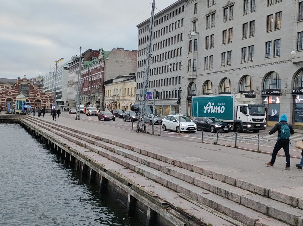 Vismarkt in Helsinki met aangemeerde bootjes aan de kade., Helsingfors Finland, Vischmarkt Reval rephoto
