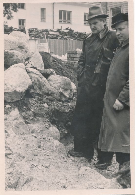 Foto. Keskaegse müüri vundamendi leid. 1957.a. Wiedemanni tn. Mustvalge.