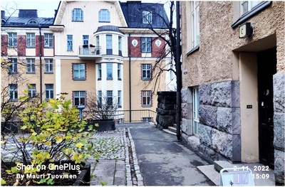 Neljä poikaa keppeineen ja kilpineen miekkailemassa Meritullinkadun loppupäässä. Vasemmalla Meritullinkatu 32 ja oikealla Meritullinkatu 33. Keskellä Kristianinkatu 7. rephoto