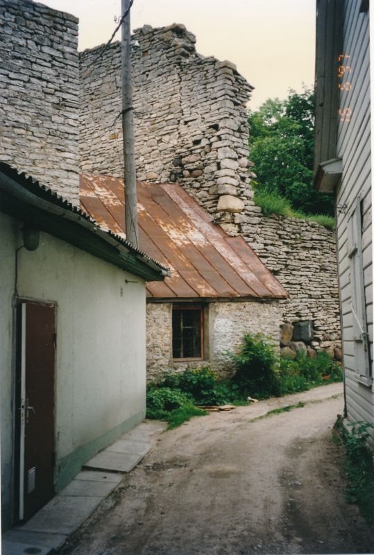 Värvifoto. Hooned piiskopilinnuse müüri ääres Karja tänaval. 1997. Haapsalu.