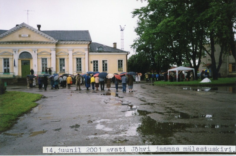 14. juuni 2001. avati Jõhvi jaamas mälestuskivi.