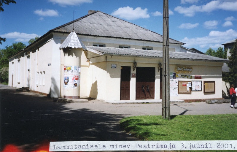 Lammutamisele minev Teatrimaja 3.juunil 2001.a.