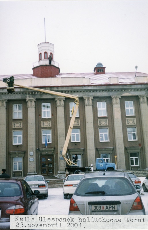 Jõhvi linnale kingitud kella ülespanek 23.nov. 2001.
