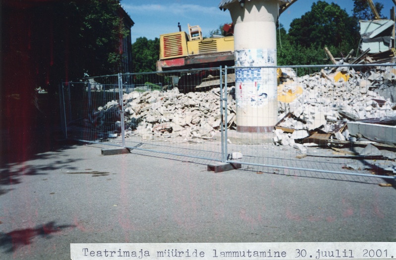 Teatrimaja lammutamine, 30.juuli 2001.