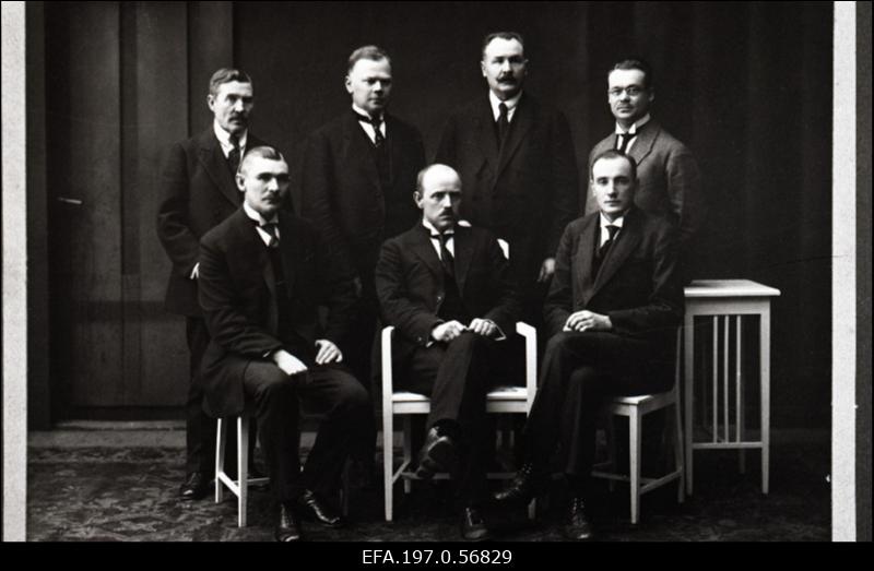 Tartu linnavalitsuse liikmed seisavad (vasakult): M. Koik, A. Mägi, A. Mõru, E. Kapsta, istuvad: F. Saarson, linnapea K. Luik, A. Reeben.