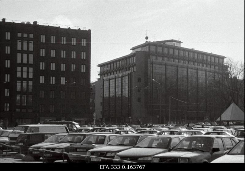 Vabaduse väljak. Paremal Tallinna Pank ja vasakul Tallinna Linnavalitsus