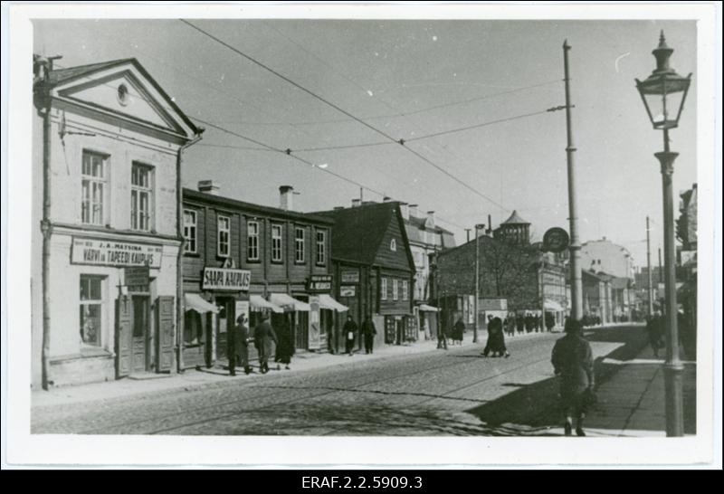 Tallinn 1930. aastad. Vaade tänavale (Tartu maantee algus), mille ääres on erinevad kauplused, keset tänavat trammirööpad