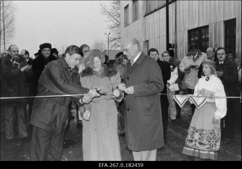 Valga linnapea Raivo Kukk (vasakult 1.), Rootsi Riikliku Tööstuse ja Tehnika Arendamise Ameti energeetika osakonna direktor Ingela Blixt ja Eesti Vabariigi energeetikaminister Arvo Niitenberg avavad puiduhakkel töötava katla Valgas.