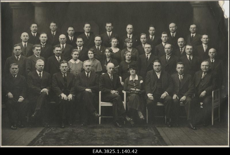 Linnavalitsuse ametnikud ja teenijad