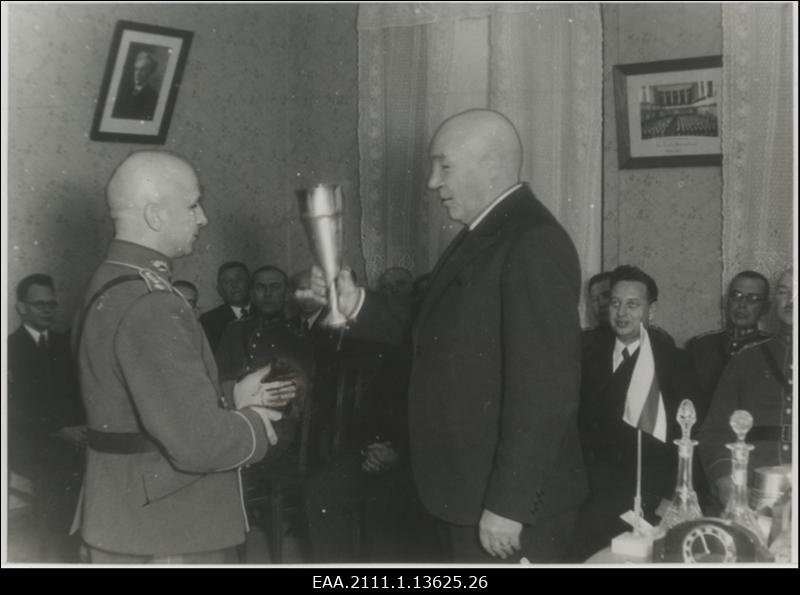 Tartu linnapea A. Tõnisson annab V. Rooverele üle hõbedast rändkarika