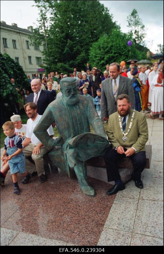 Mati Karmini skulptuuri Carl Robert Jakobsonile avamine Viljandis. Linnapea Tarmo Loodus (paremal).