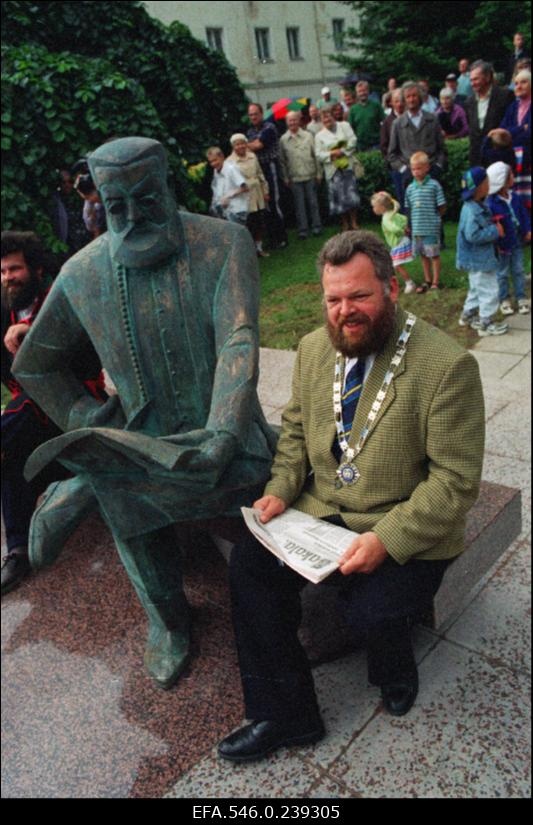 Mati Karmini skulptuuri Carl Robert Jakobsonile avamine Viljandis. Linnapea Tarmo Loodus (paremal).